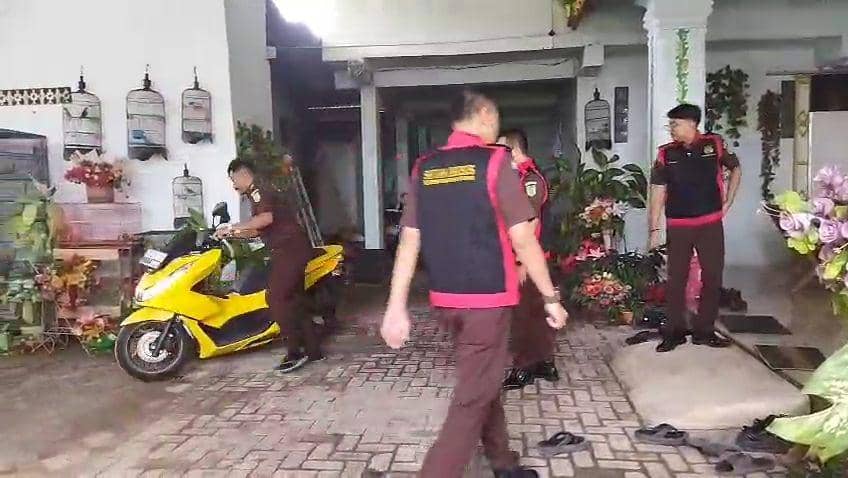 Penyidik dari Kejari Ngawi sita sejumlah barang dari rumah Winarto di Desa/Kecamatan Geneng. IDN Times/ Riyanto.