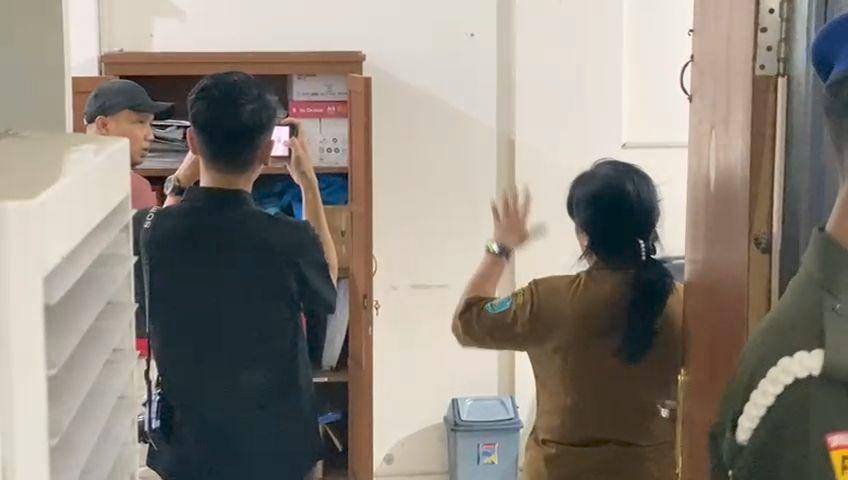 Penyidik dari Kejaksaan Negeri Ponorogo geledah kantor Dukcapil. IDN Times/ Riyanto.