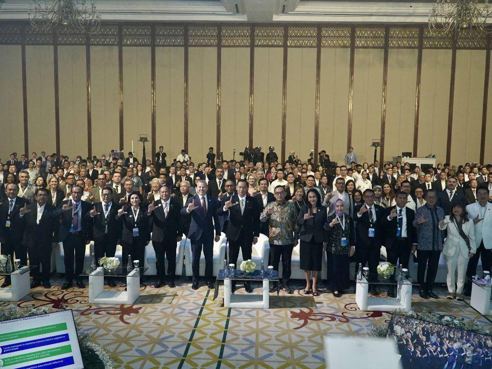 PT Pertamina International Shipping (PIS), subholding integrated marine and logistic dari PT Pertamina (Persero), kembali menegaskan perannya sebagai katalisator transformasi maritim nasional melalui keikutsertaan serta dukungannya dalam ajang Indonesia Maritime Week (IMW) 2025 yang digelar pada 26–28 Mei di Jakarta International Convention Center (JICC), Jakarta.  (Dok. Pertamina)