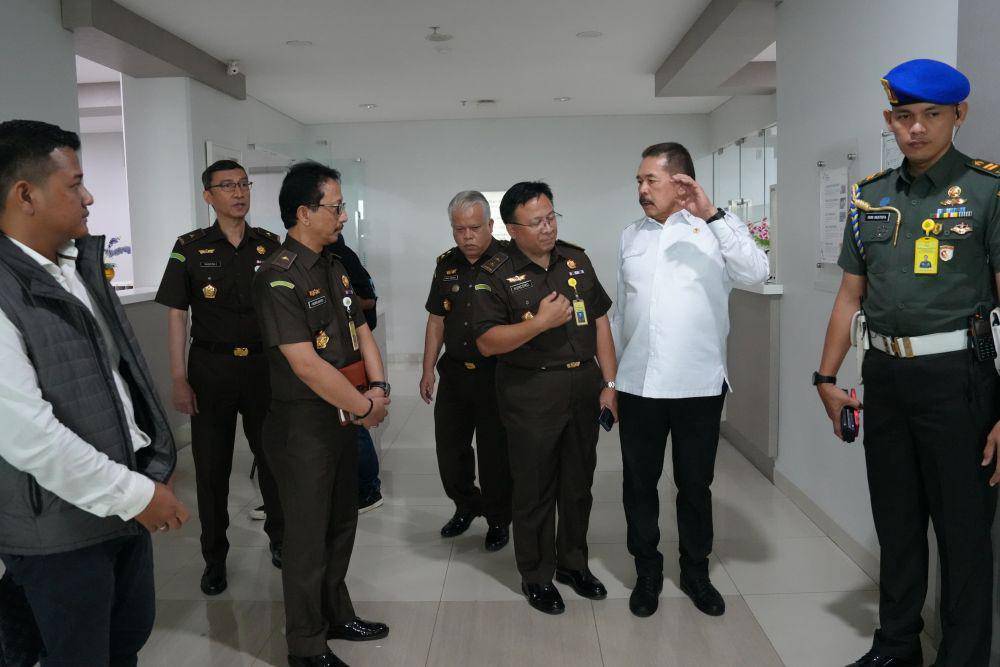 Jaksa Agung ST Burhanuddin menjenguk staf Kejagung yang diserang orang tak dikenal di Depok. (dok. Puspenkum Kejagung)