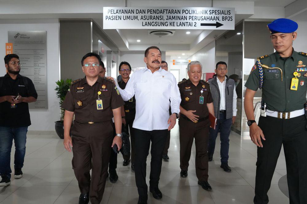 Jaksa Agung ST Burhanuddin menjenguk staf Kejagung yang diserang orang tak dikenal di Depok. (dok. Puspenkum Kejagung)