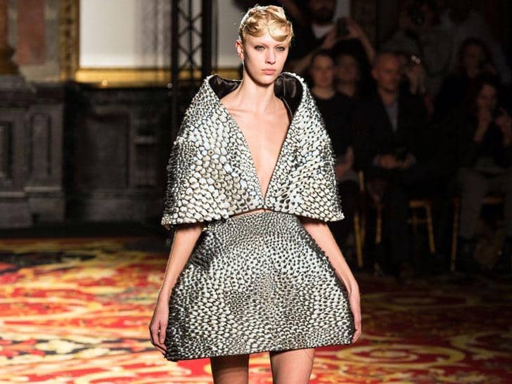 https://cdn.idntimes.com/content-images/post/20170929/iris-van-herpen-couture-paris-fashion-week-1-f45aeefb79c6c0f65957791f930ba7c6.jpg