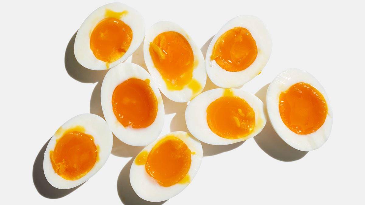 https://cdn.idntimes.com/content-images/post/20171208/jammy-soft-boiled-eggs-a16313473b4bb42297bf82d012fb80f2.jpg