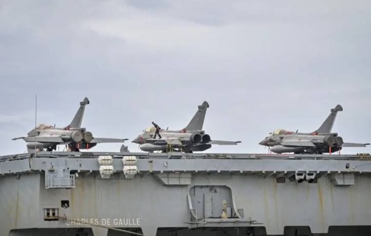 Kapal induk Prancis, Charles de Gaulle (R91) yang mengangkut tiga pesawat jet tempur Rafale tiba di Pelabuhan Gili Mas, Lombok Barat, Nusa Tenggara Barat.(ANTARA FOTO/Ahmad Subaidi)