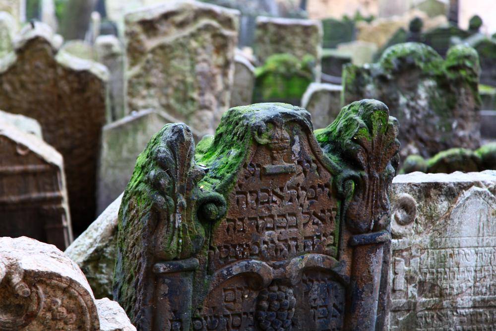 https://cdn.idntimes.com/content-images/post/20170124/jewish-graveyard-prague-czech-republic-8052660169df5855f89c00c6b155a930.jpg