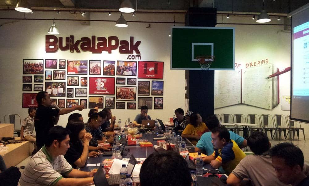 https://cdn.idntimes.com/content-images/post/20171215/kantor-bukalapak-pekerja-81ba3456fa5c13292ca3ac1e79dc65d4.jpg