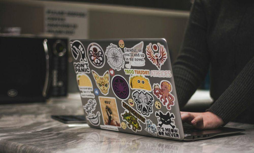 ilustrasi mengetik dengan laptop (unsplash.com\Kenny Eliason)