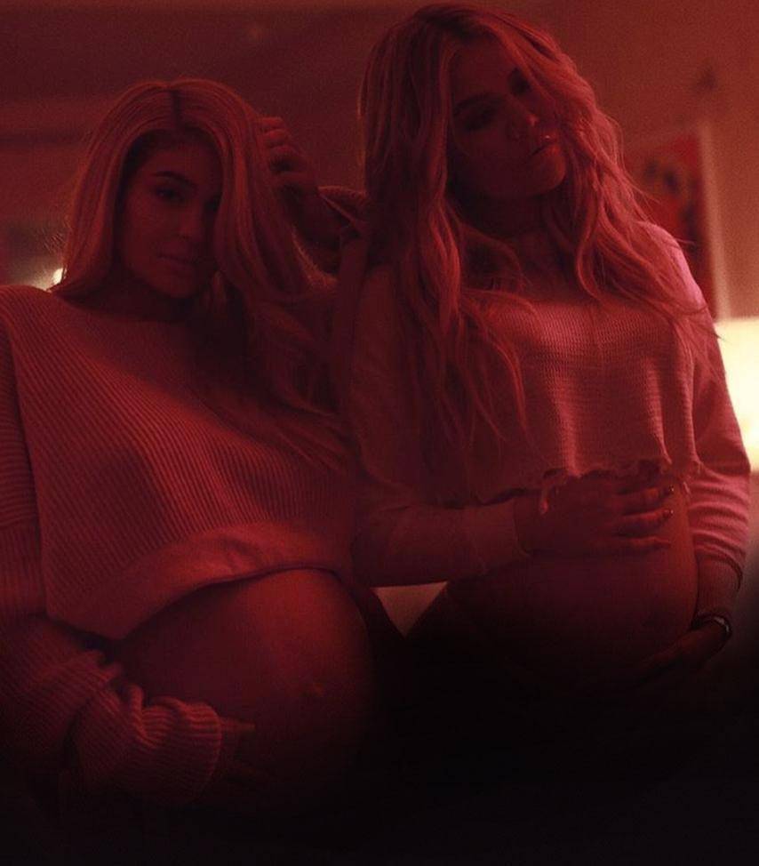 https://cdn.idntimes.com/content-images/post/20180207/kylie-jenner-and-khloe-kardashian-1517829166png-f2521ea050873ddeb5a1f7e735f2d92a.jpg