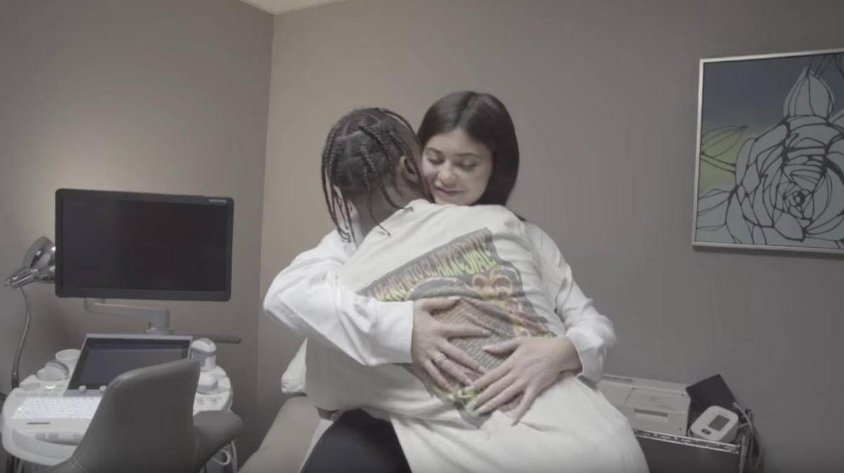 https://cdn.idntimes.com/content-images/post/20180207/kylie-jenner-and-travis-scott-1517833396png-c347cd09f8f48d2a471b274c14347d68.jpg