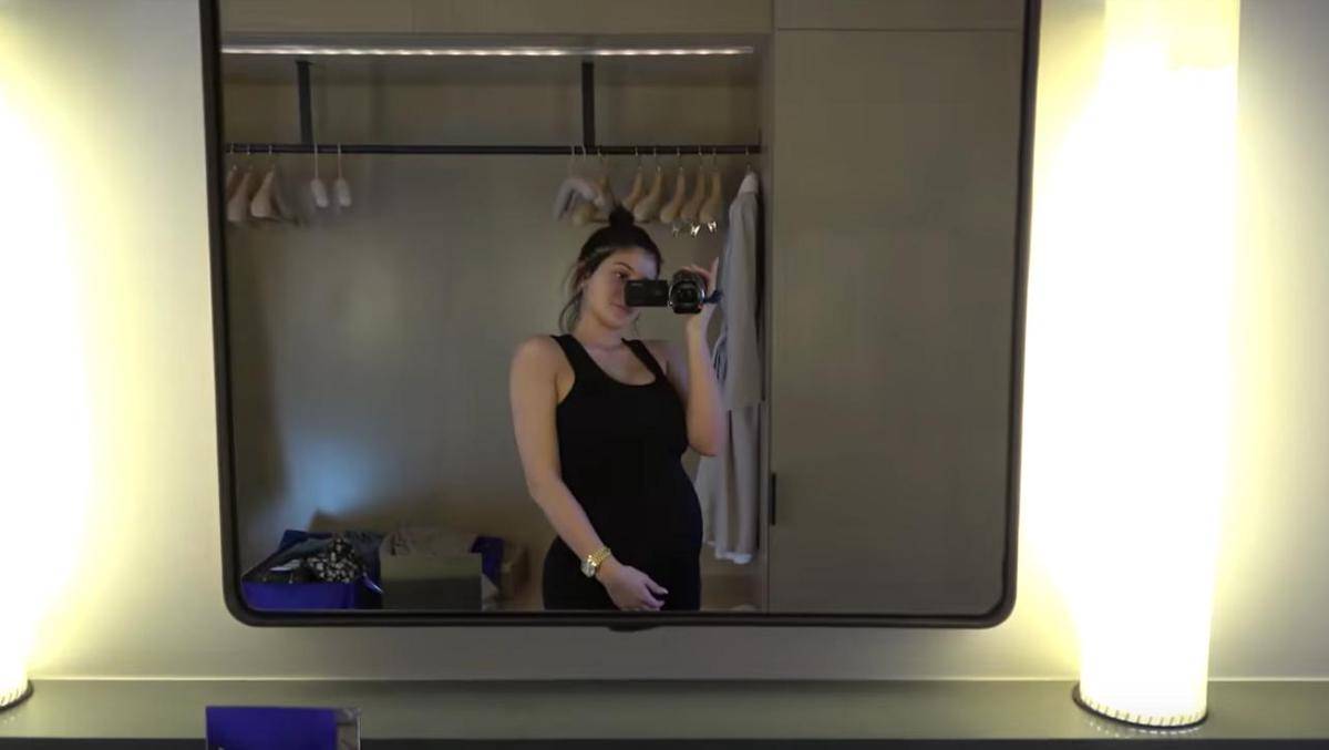 https://cdn.idntimes.com/content-images/post/20180207/kylie-jenner-baby-bump-1517834232png-55318eea51d402482733718a34e12048.jpg