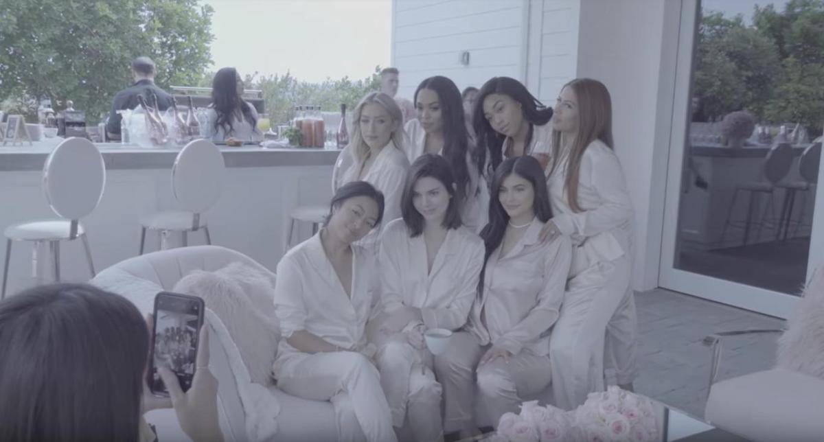 https://cdn.idntimes.com/content-images/post/20180207/kylie-jenner-baby-shower-1517839080png-9fd9c2a415e702bda33e391263a3ec36.jpg