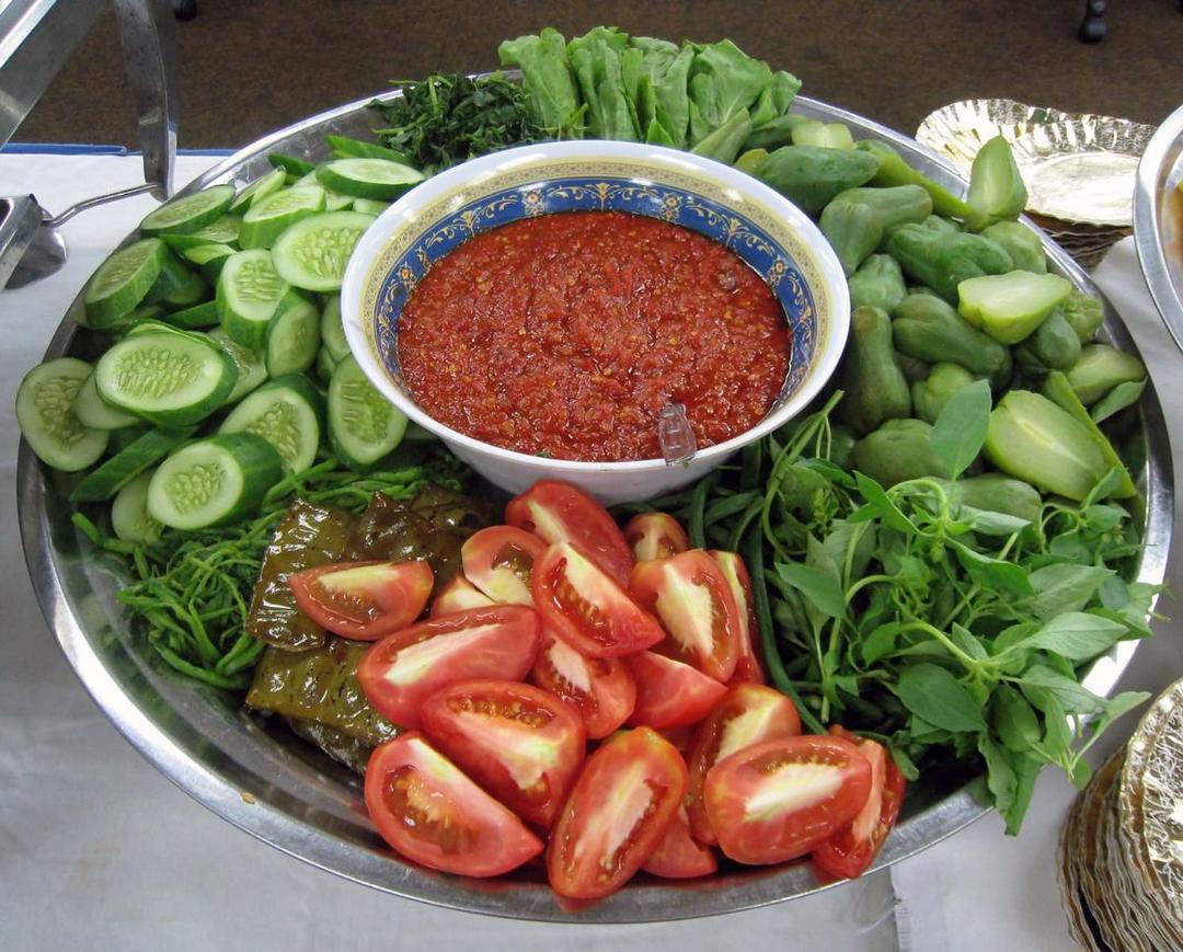 http://cdn.idntimes.com/content-images/post/20160218/lalab-platter-and-sambal-552fe81cdbd73a2f1737acefe800c1af.jpg
