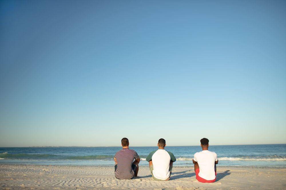 3 sahabat di pantai (freepik.com)