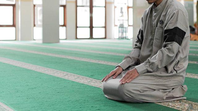 Ilustrasi orang yang sedang salat (unsplash.com/masjidmpd)