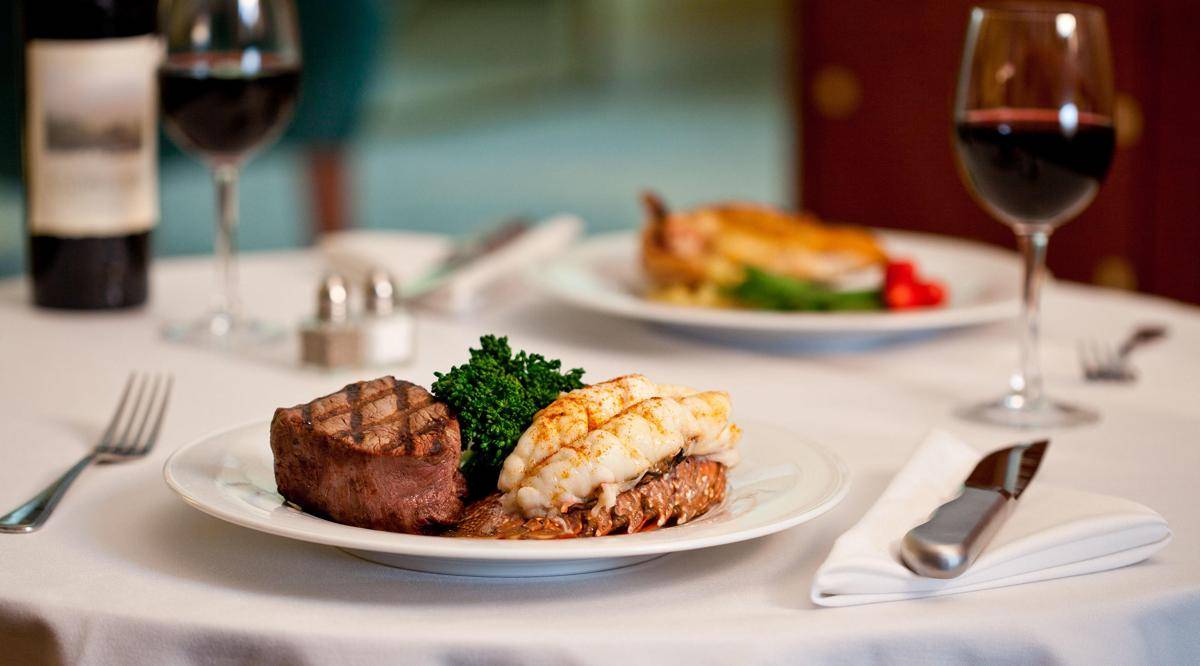 https://cdn.idntimes.com/content-images/post/20171129/mgm-grand-restraurant-in-room-dining-signature-dish-dinner-steak-lobster-2x-a026687632be62f9d1ebdb2ea4ea01fe.jpg