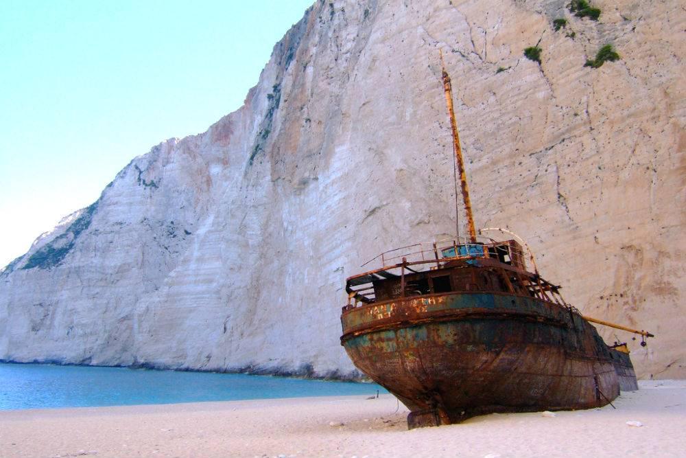 https://cdn.idntimes.com/content-images/post/20170311/navagio-beach-greece-912859bf5765584196e16ccf166e1690.jpg