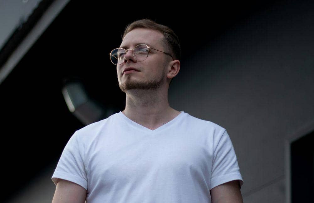 ilustrasi pria menggunakan kaos (unsplash.com/Oleksii Berdnikov)