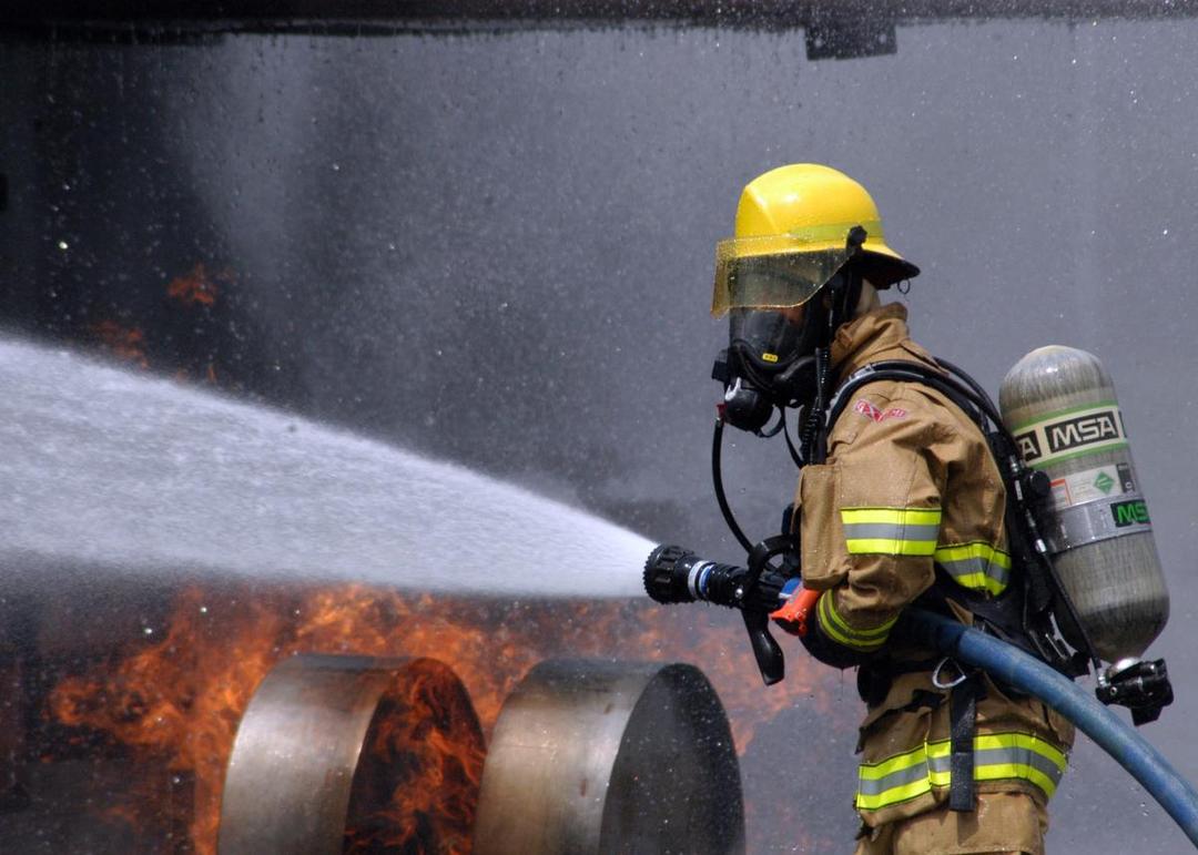 https://cdn.idntimes.com/content-images/post/20170125/optimized-firefighter-7f60a2d389b8fa03fe6ba5a94a852402.jpg