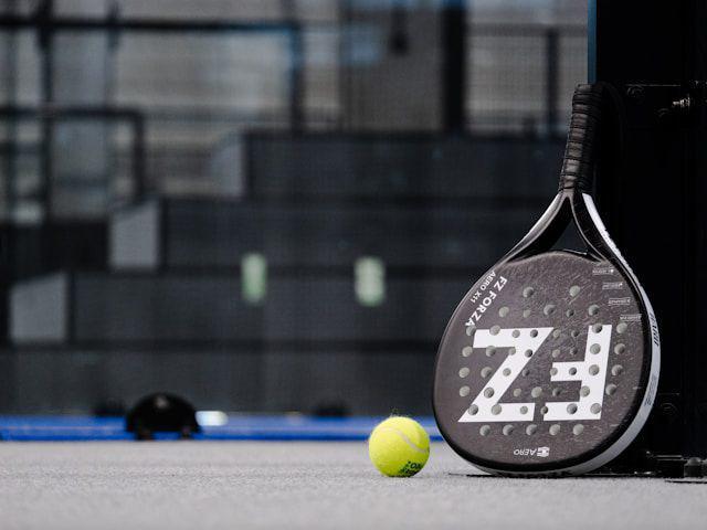 ilustrasi raket dan bola padel (unsplash.com/Oskar Hagberg)