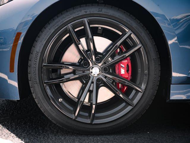 3 Perbandingan Ban Dunlop dan Bridgestone, Unggul Mana?