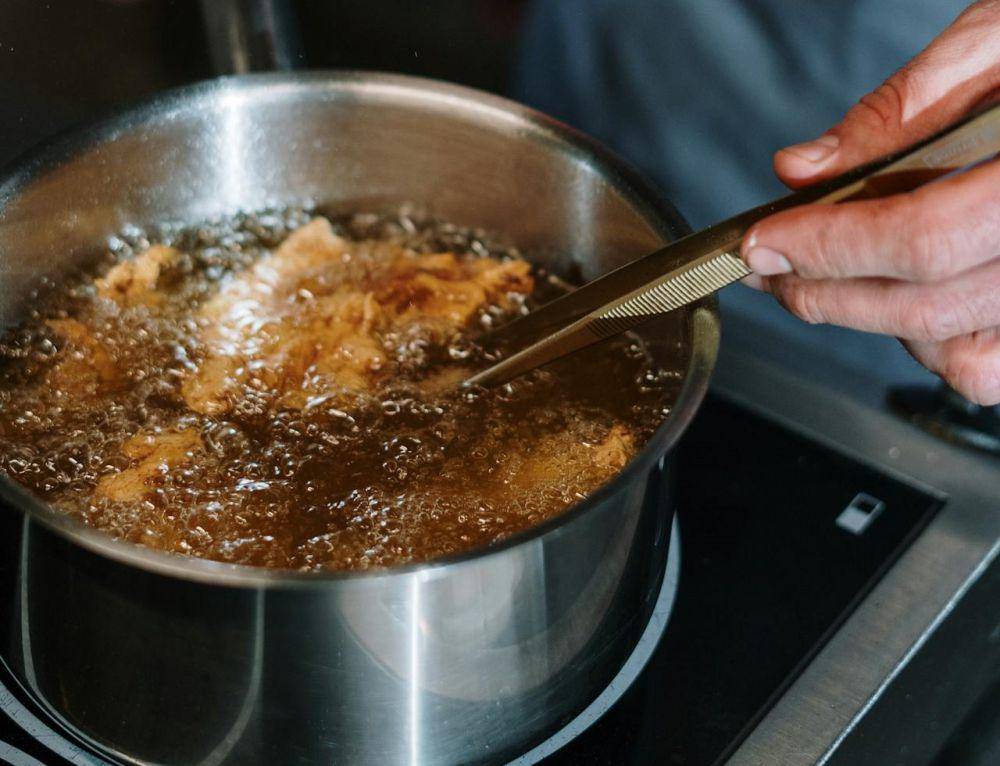 teknik deep frying dalam menggoreng bakwan