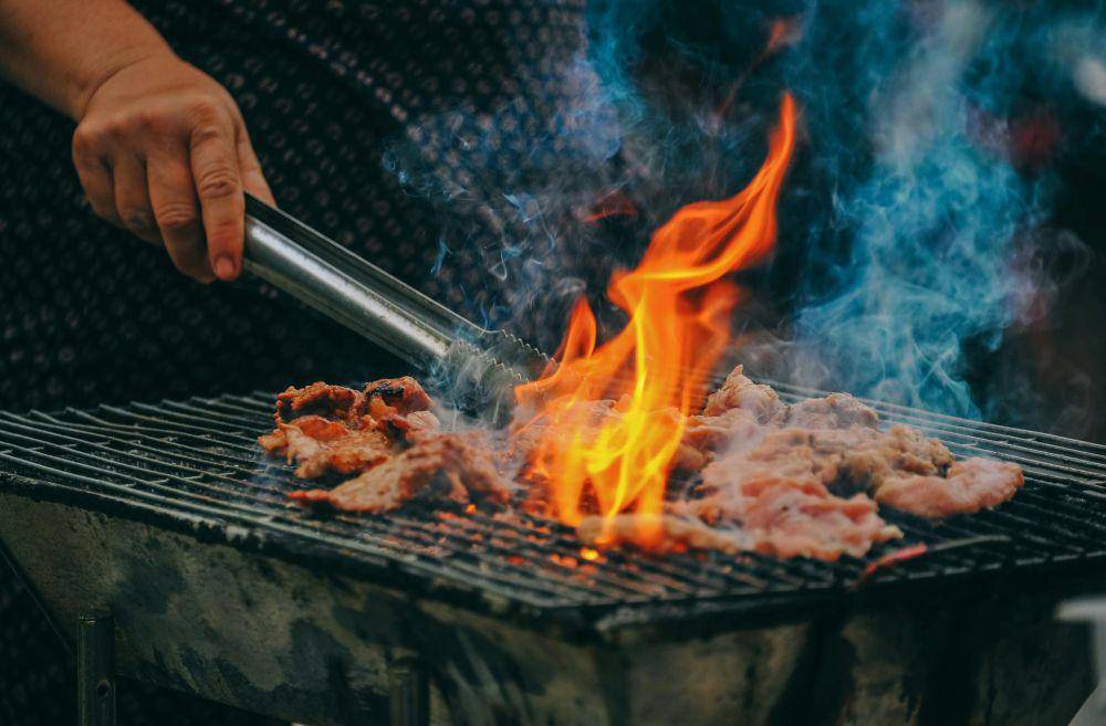 ilustrasi memanggang daging (pexels.com/Min An)