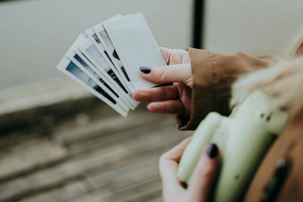 potret perempuan memegang foto polaroid (pexels.com/Lisa from Pexels)