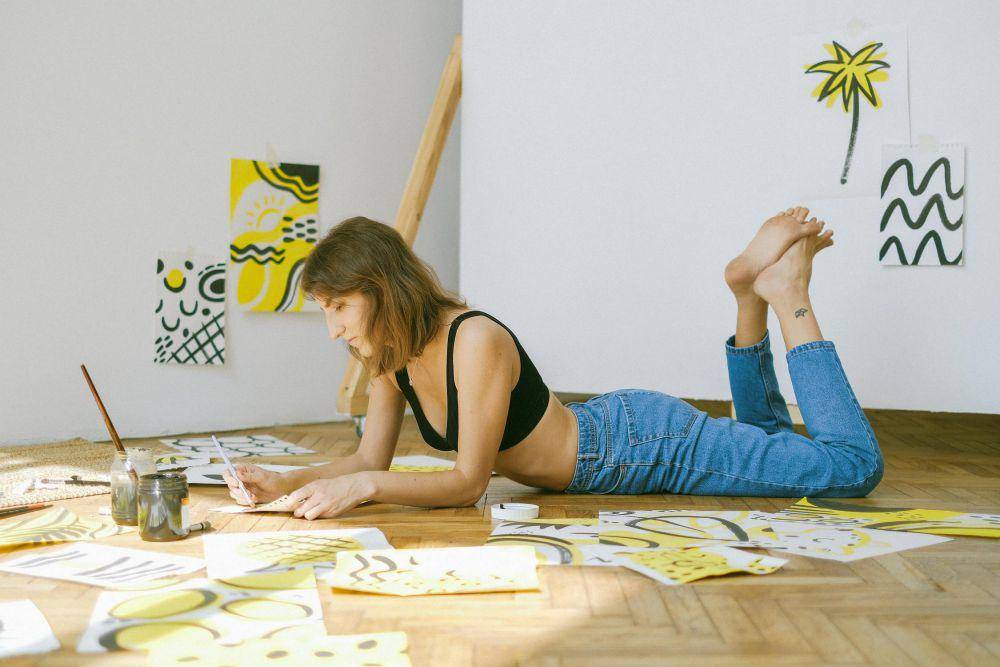 potret perempuan melukis (pexels.com/Anna Shvets)