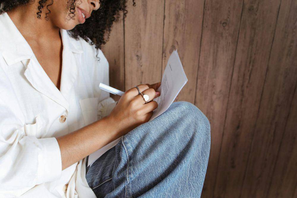 ilustrasi perempuan sedang menulis surat untuk diri sendiri (pexels.com/Polina Tankilevitch)
