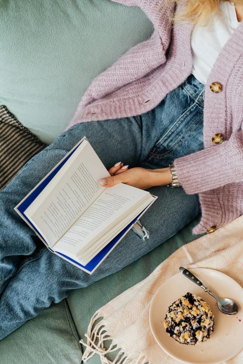 ilustrasi membaca buku (pexels.com/kaboompics.com)