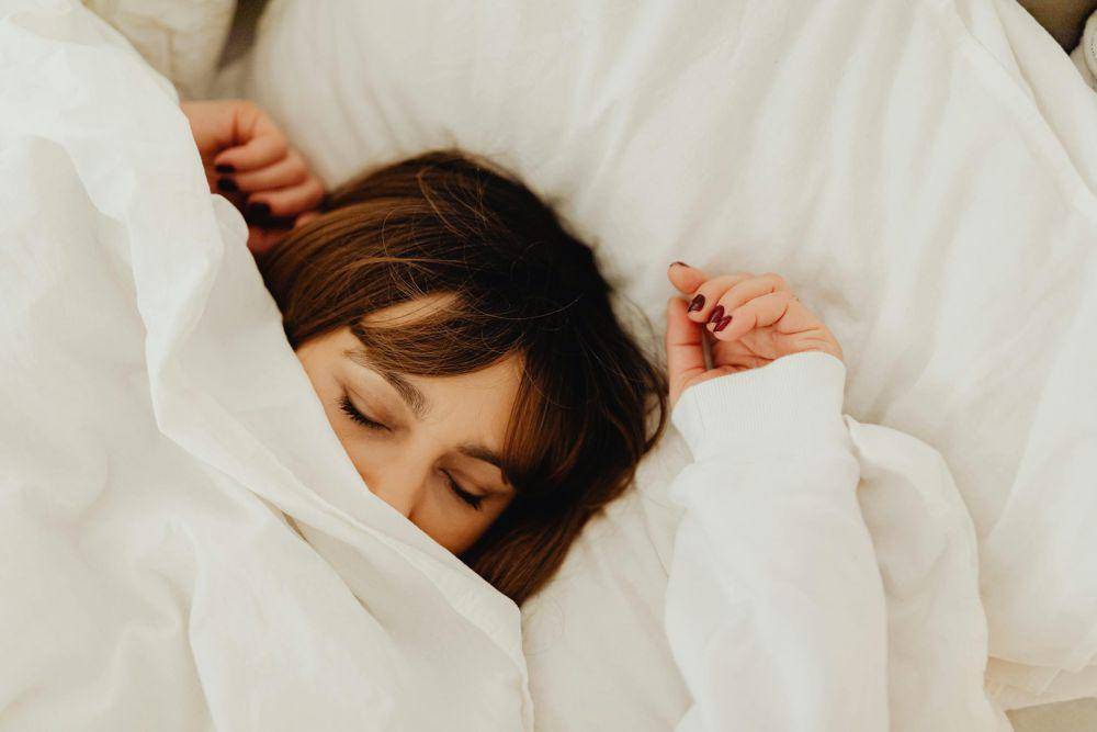 ilustrasi perempuan sedang tidur siang (pexels.com/Kaboompics.com)