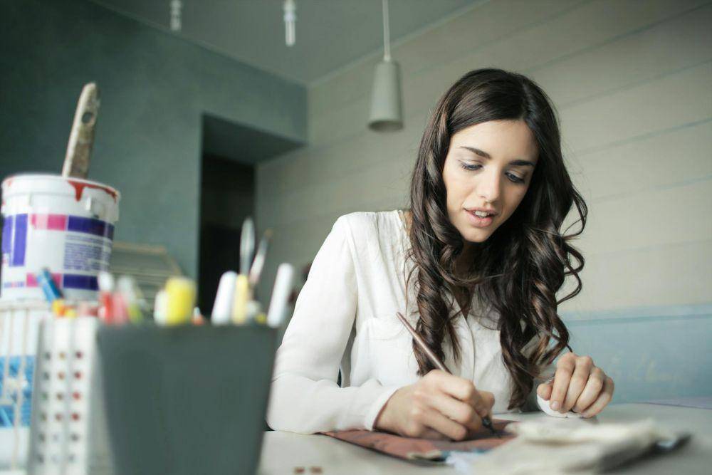 potret perempuan menulis (pexels.com/Andrea Piacquadio)