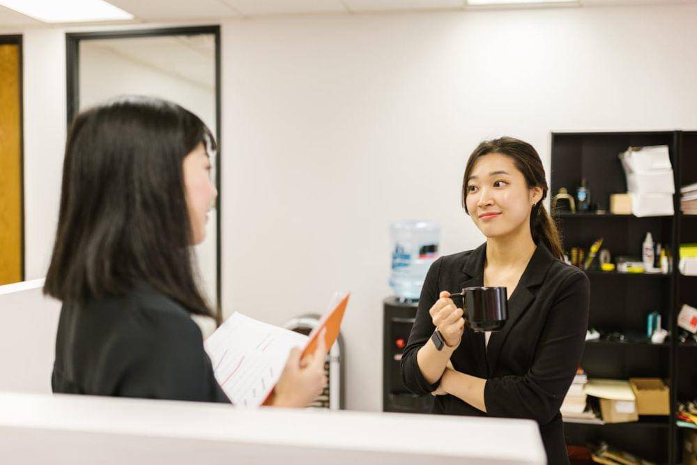ilustrasi karyawan sedang berbicara (pexels.com/RDNE Stock project)