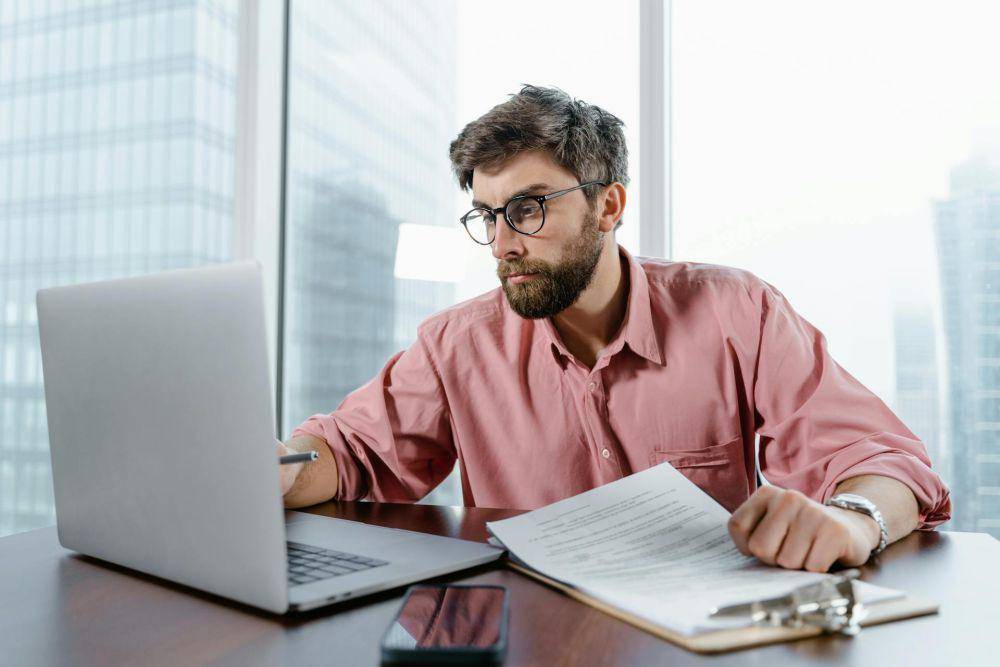 ilustrasi pria bekerja di kantor (pexels.com/Tima Miroshnichenko)