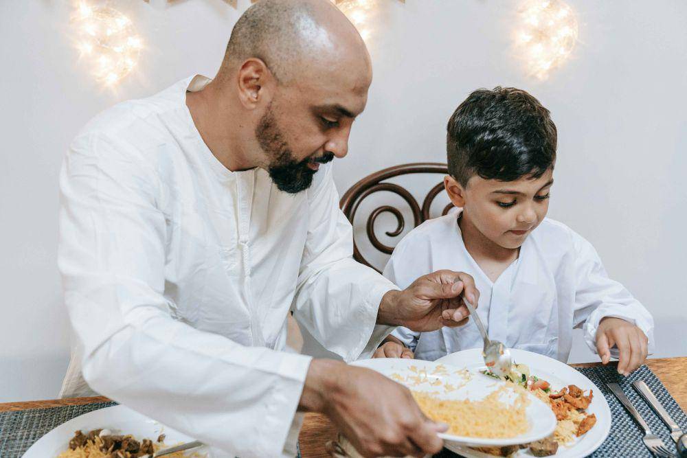 ilustrasi ayah dan anak sedang makan bersama (pexels.com/Timur Weber)