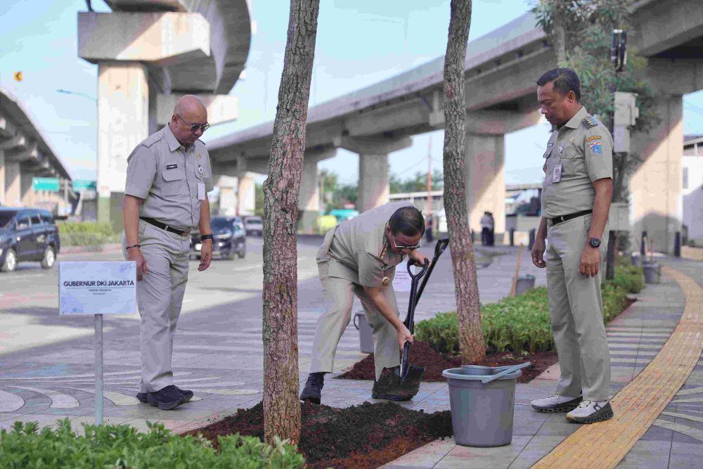 Gubernur DKI Jakarta Pramono Anung, tanam ratusan pohon di Cakung, Selasa (27/5/2025) (Dok.Pemprov DKI Jakarta)