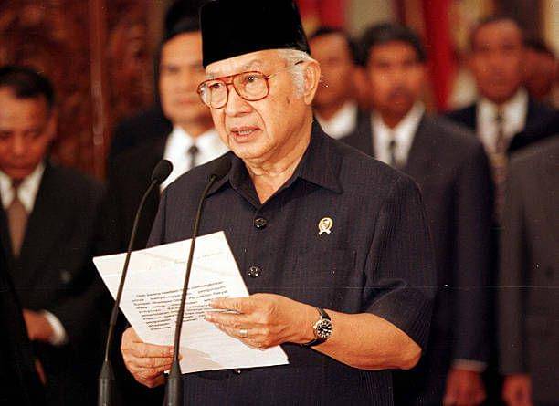 Soeharto pada saat mengumumkan pengunduran dirinya dari jabatan presiden Indonesia pada 21 Mei 1998. (Paula Bronstein)