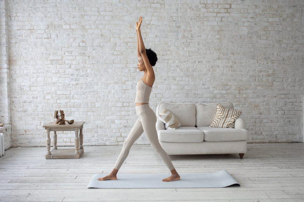 ilustrasi workout di rumah (pexels.com/KATRIN BOLOVTSOVA)