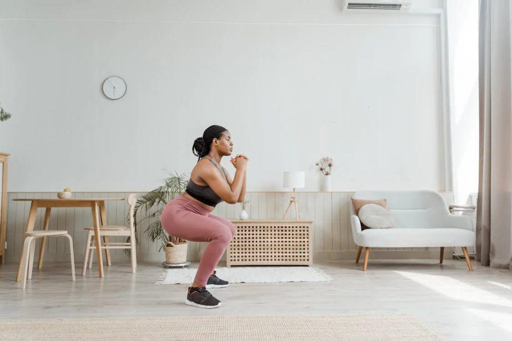ilustrasi squats (pexels.com/MART PRODUCTION)