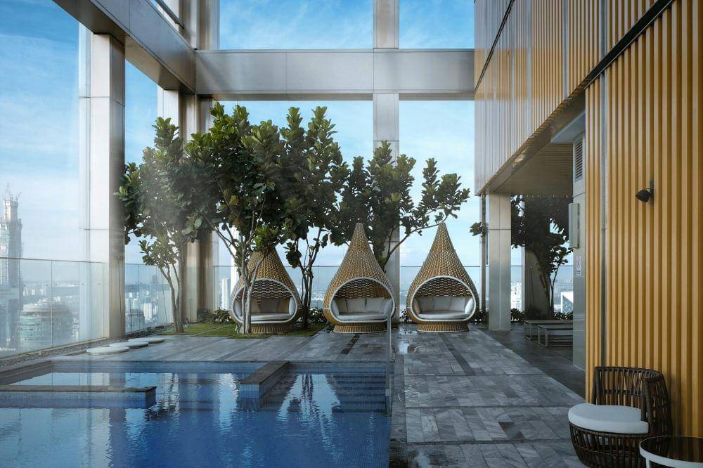 ilustrasi kolam renang indoor yang memiliki view indah (unsplash.com/Ridhwan Nordin)