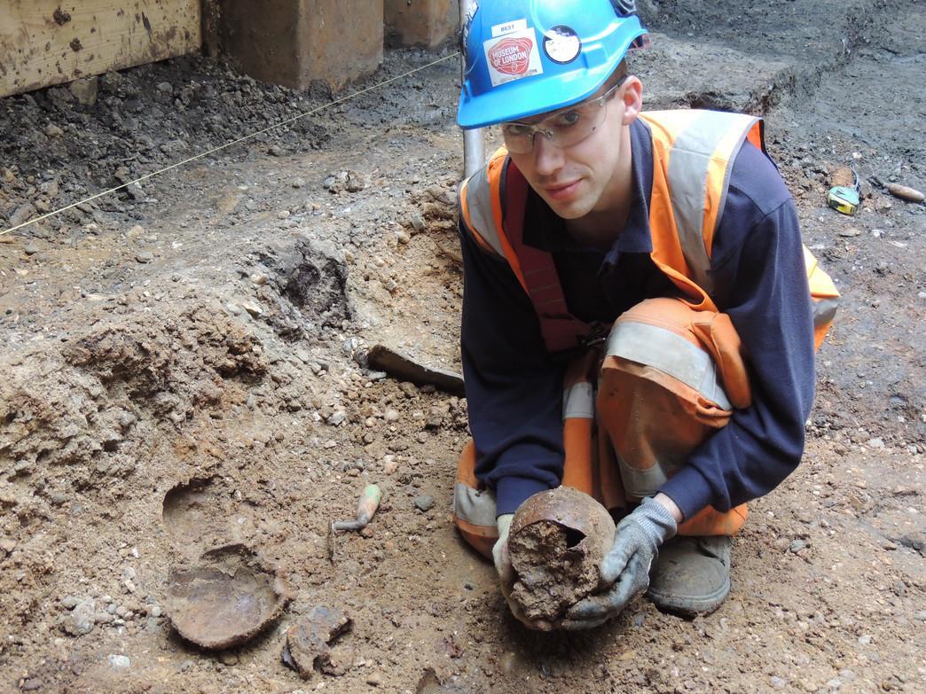 https://cdn.idntimes.com/content-images/post/20170125/roman-skulls-james-best-archaeologist-at-liverpool-street-101842-b524609a85845c6db2520fbe95b86c94.jpg