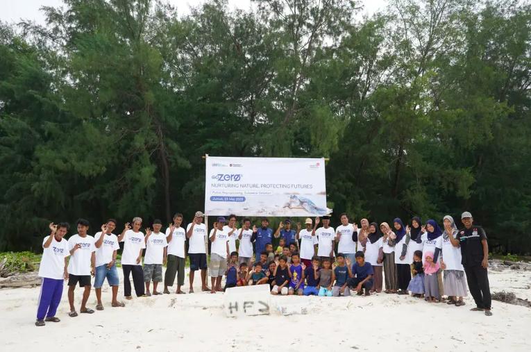 Telkom Lepas 200 Anak Penyu di Kapoposang, Sulawesi Selatan