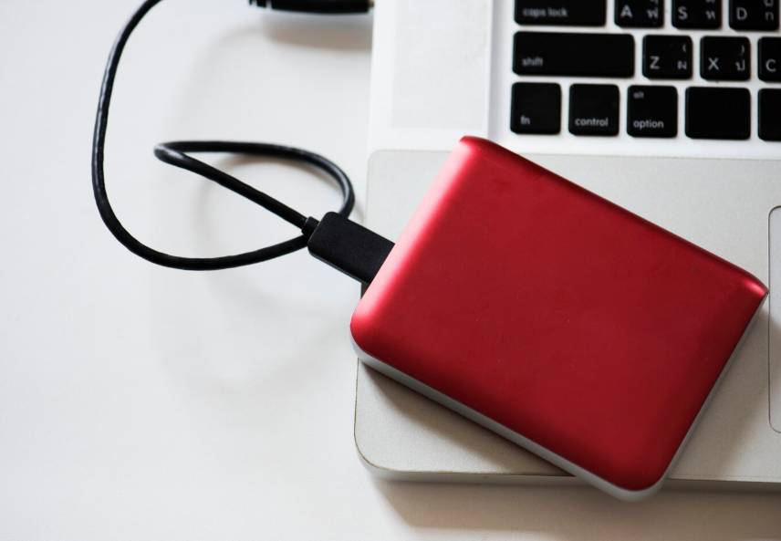ilustrasi hard disk eksternal (freepik.com/rawpixel.com)