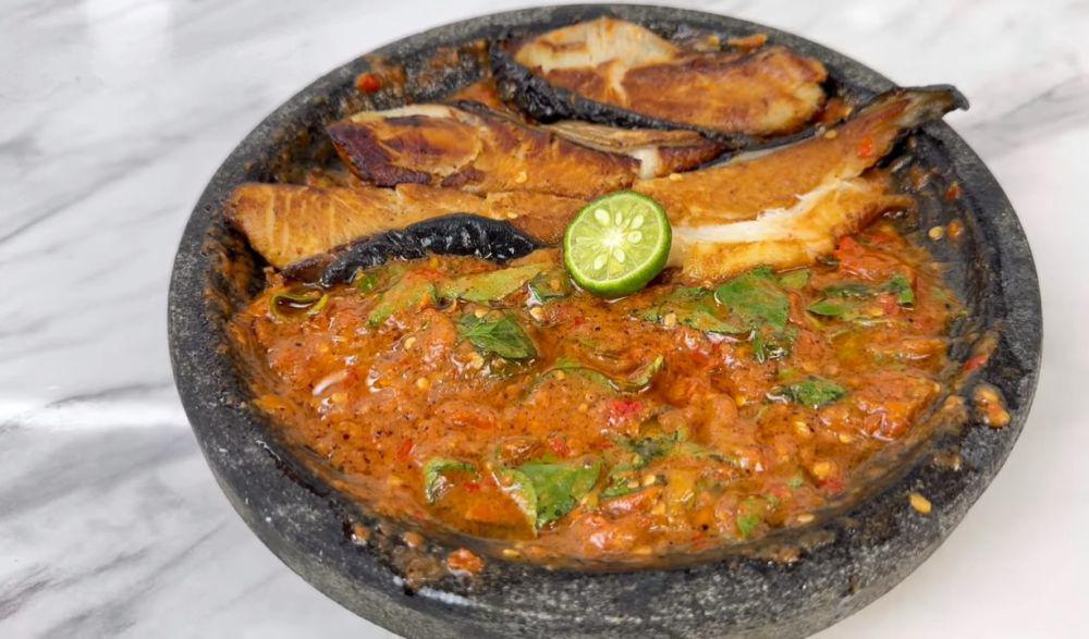 Resep Sambal Kemangi Ikan Asap, Pedasnya Bikin Lidah Bergetar