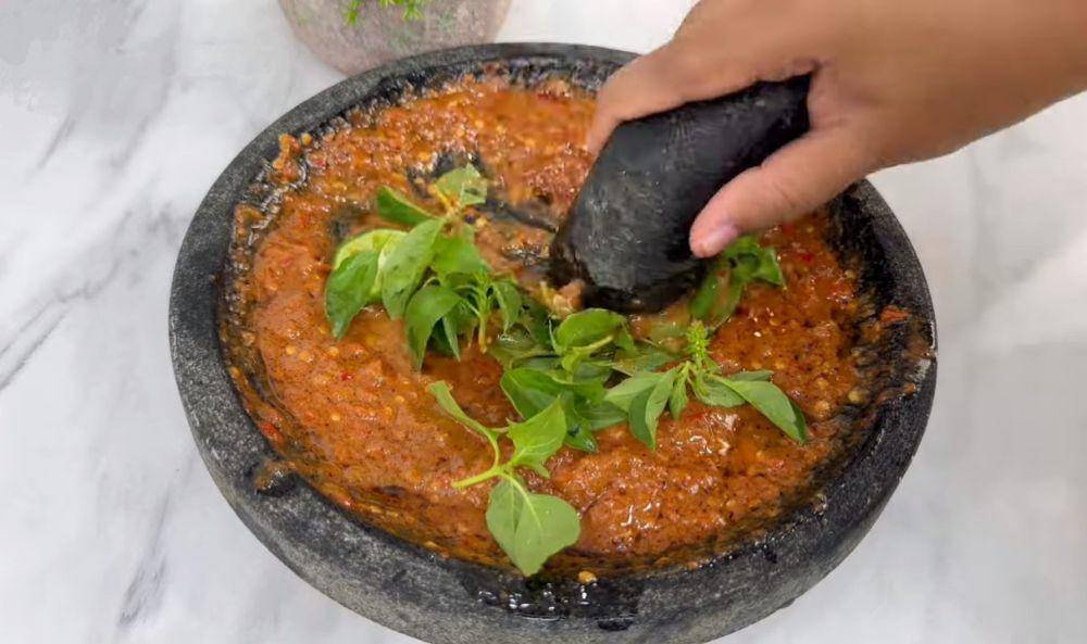ilustrasi membuat sambal kemangi (YouTube.com/Ika Mardatillah)