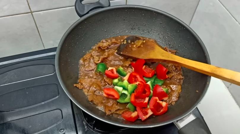 ilustrasi masak sapi lada hitam (YouTube.com/CR COOK)