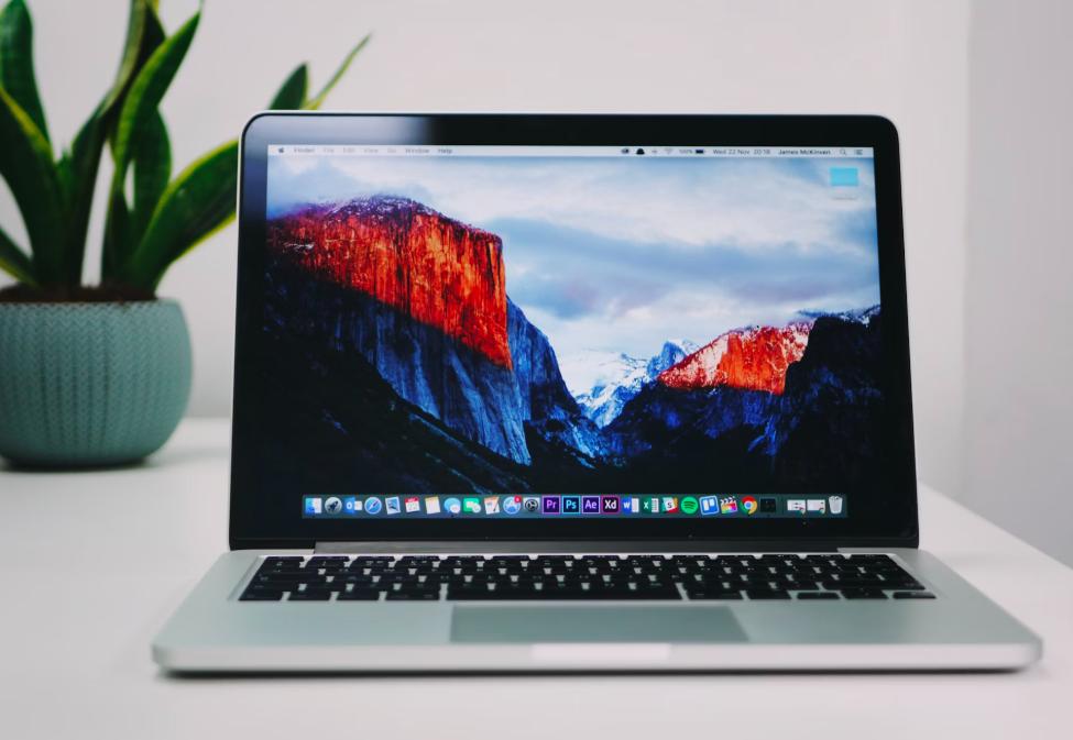 ilustrasi macOS (unsplash.com/James McKinven)