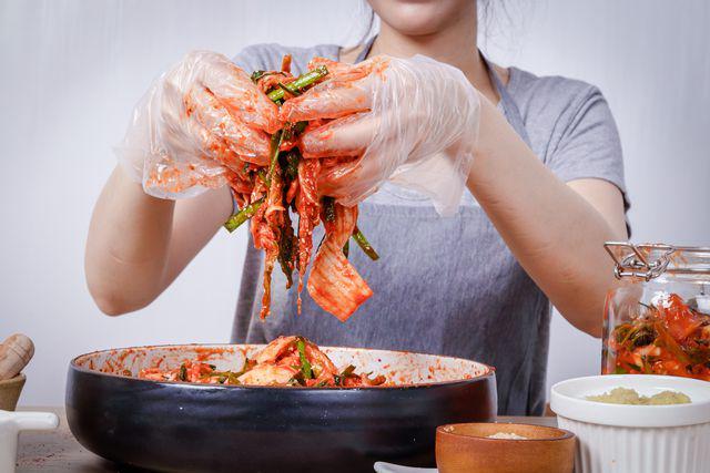 ilustrasi membuat kimchi (vecteezy.com/pongpipat yatra)