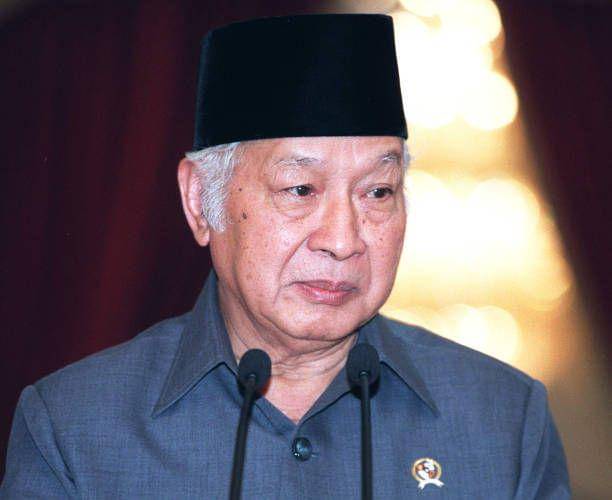 Presiden Soeharto pada saat menyampaikan pidato dalam siaran langsung di televisi. (Maya Vidon-White)