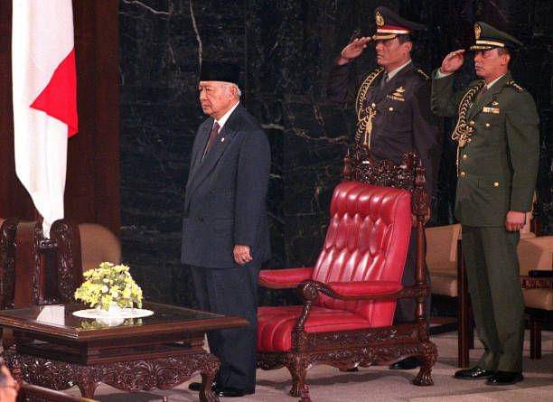 Soeharto pada saat pembukaan konsultasi pada 1 Maret 1998. (gettyimages/Maya Vidon-White)